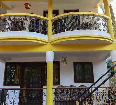 Curlies Yellow House Анжуна Екстер'єр фото