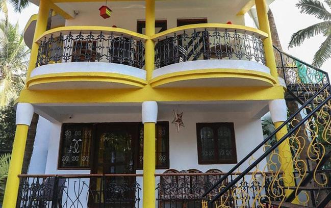 Curlies Yellow House Анжуна Екстер'єр фото